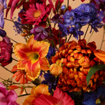 Luxe zijden boeket Bont van Sharon Flowers met kleurrijke bloemen als woondecoratie