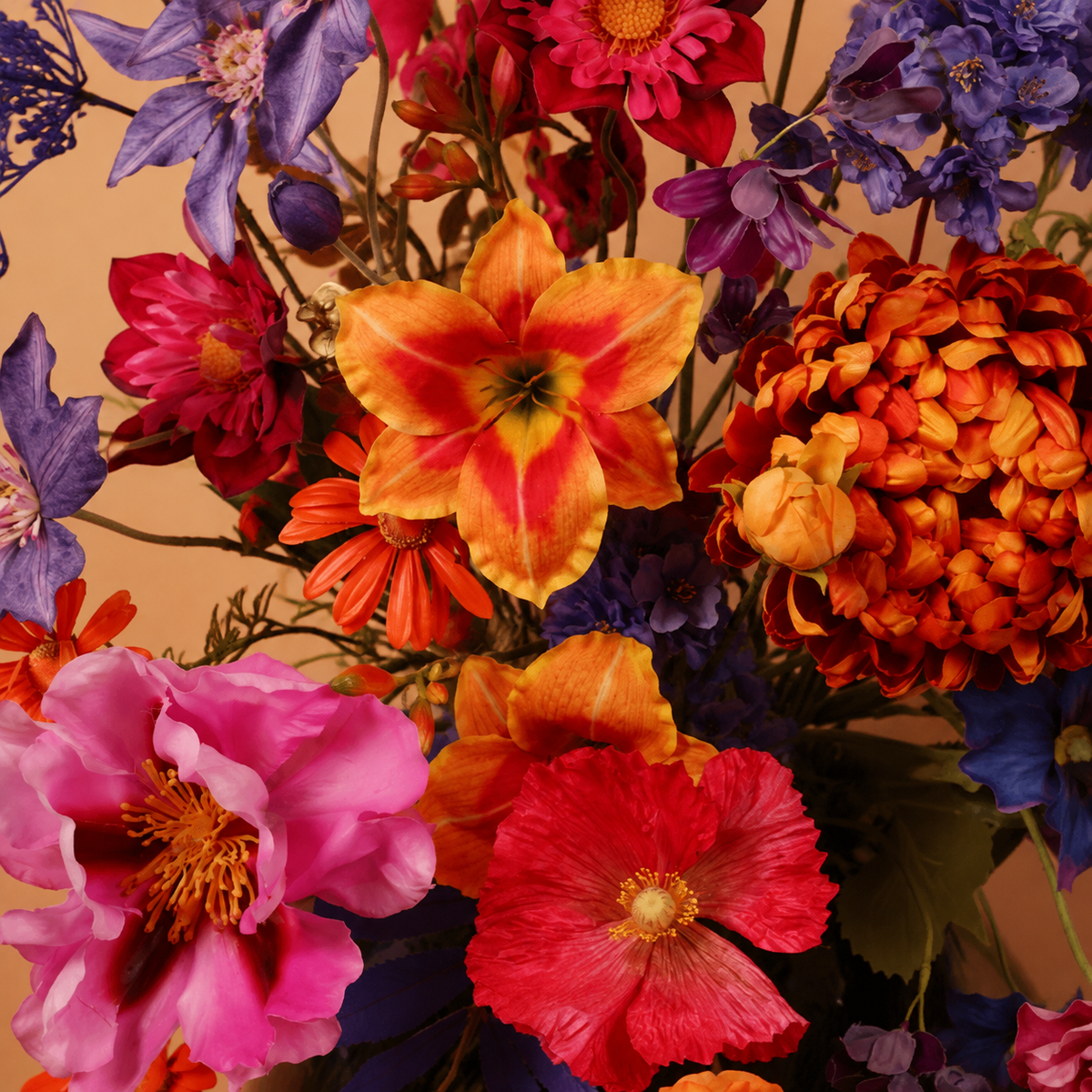 Kleurrijk zijden boeket Bont van Sharon Flowers in een stijlvolle interieursetting