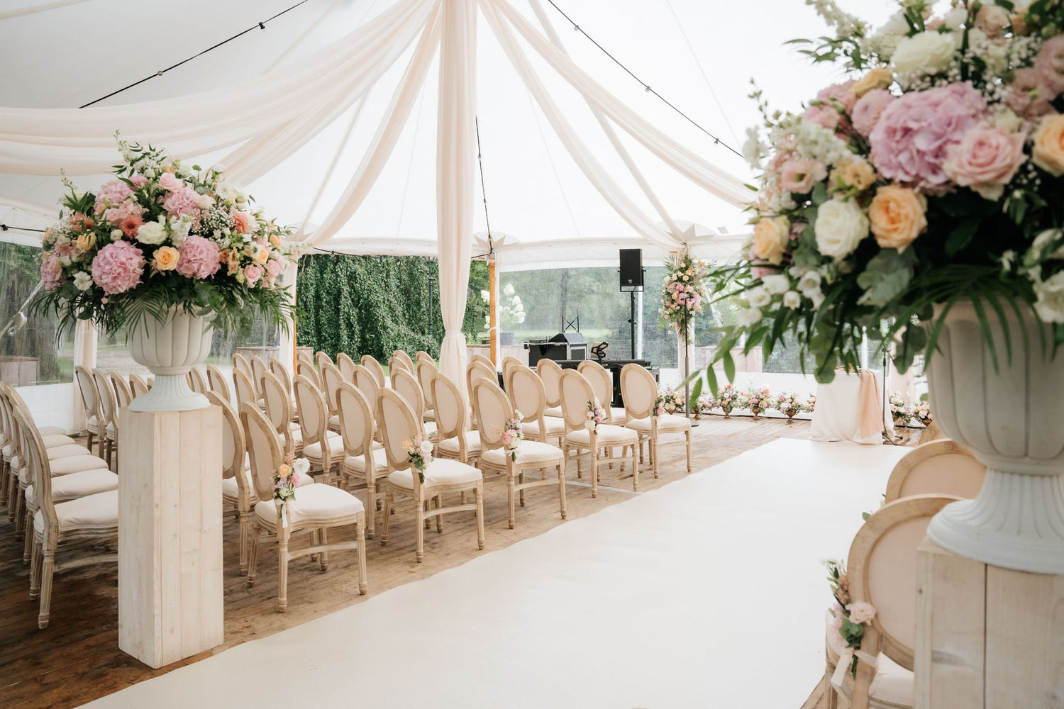 Zijden bloemen bruiloft gestyled door Sharon Flowers, luxe bloemstyling voor trouwlocatie