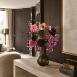 Burgundy Chic zijden boeket van Sharon Flowers – sfeerbeeld 01