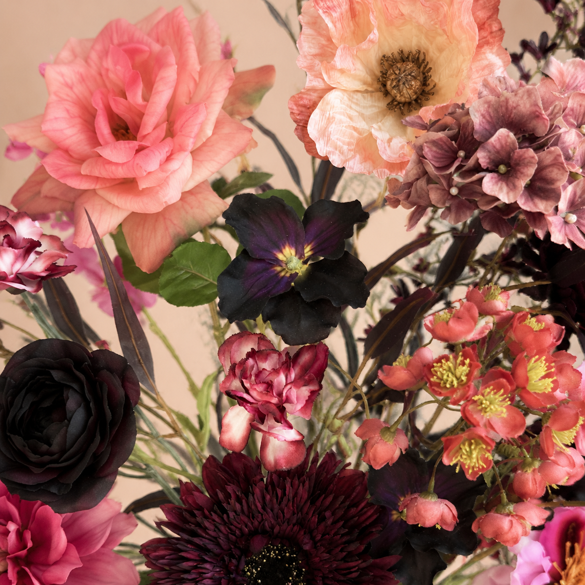 Burgundy Chic zijden boeket van Sharon Flowers – sfeerbeeld 03