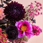 Burgundy Chic zijden boeket van Sharon Flowers – sfeerbeeld 04