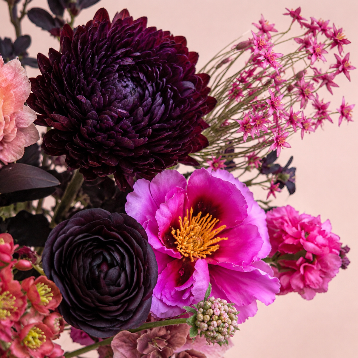 Burgundy Chic zijden boeket van Sharon Flowers – sfeerbeeld 04