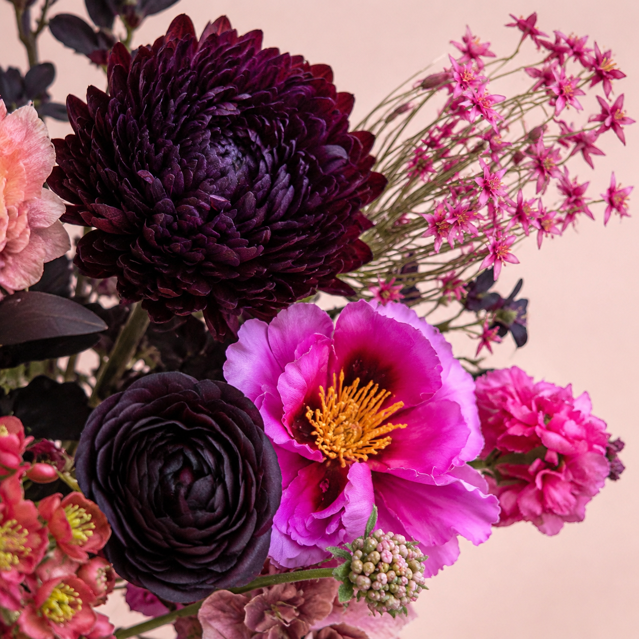 Close-up van de levensechte zijden bloemen uit de Burgundy Chic collectie