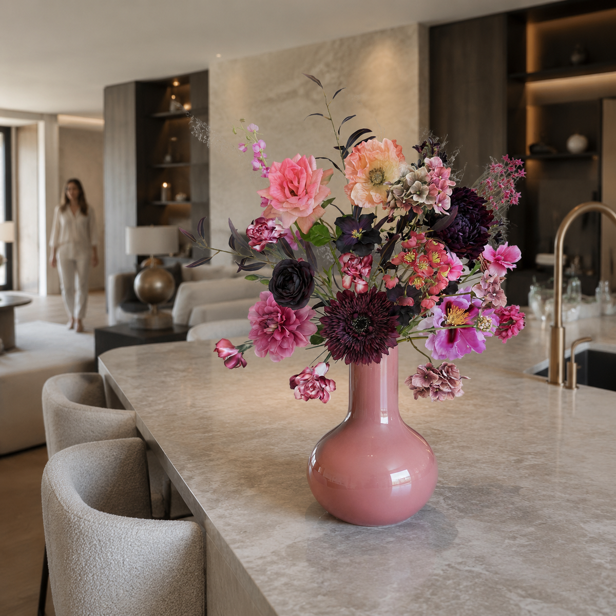 Burgundy Chic zijden boeket van Sharon Flowers – sfeerbeeld 05