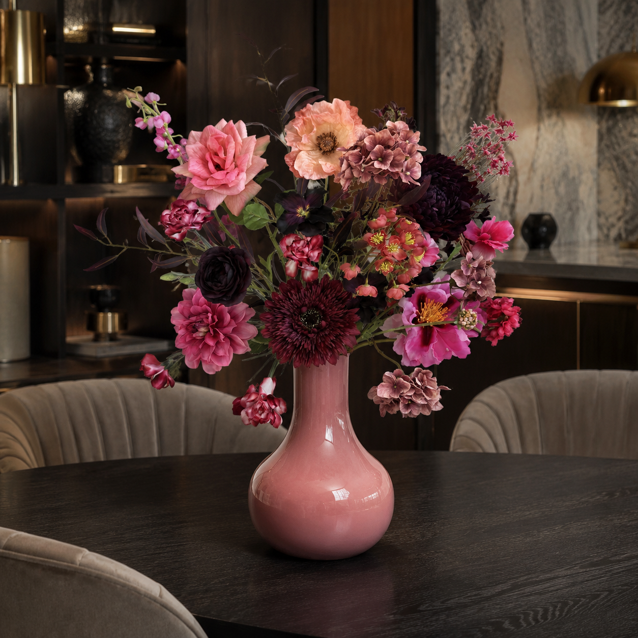 Burgundy Chic zijden boeket van Sharon Flowers – sfeerbeeld 06