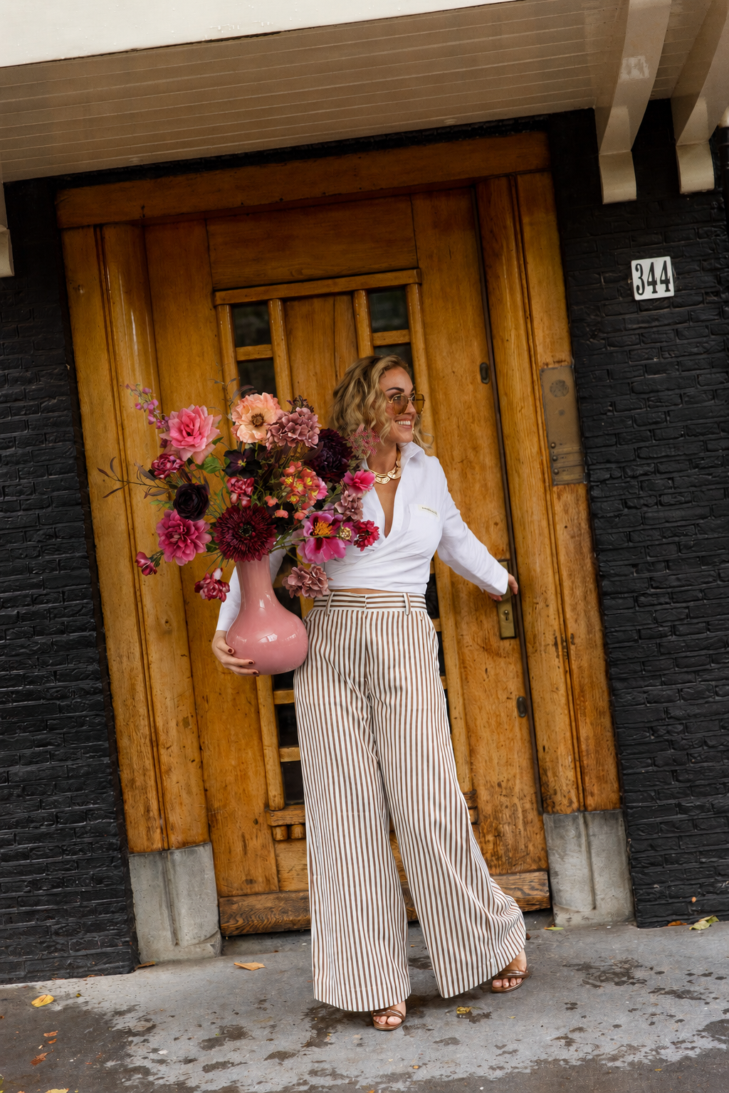 Burgundy Chic zijden boeket van Sharon Flowers – sfeerbeeld 08
