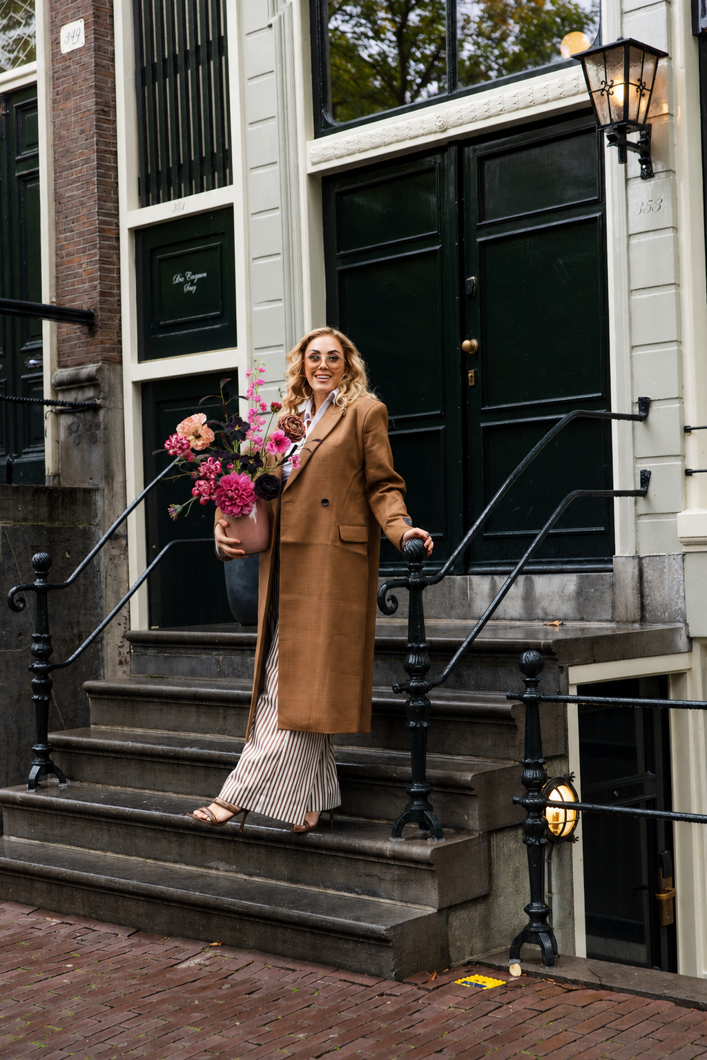 Zijden boeket Burgundy Chic in een kleurrijk en warm interieur