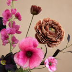 Burgundy Chic zijden boeket van Sharon Flowers – sfeerbeeld 14