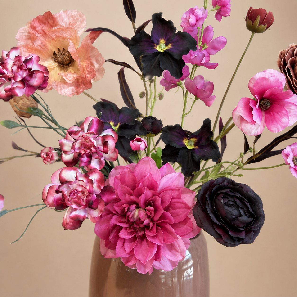 Burgundy Chic zijden boeket van Sharon Flowers – sfeerbeeld 15