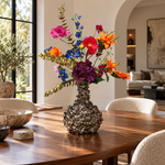 Zijden boeket Colour Bloom op een eettafel