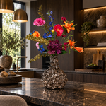 Zijden boeket Colour Bloom op een donker kookeiland