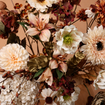 Handgebonden zijden boeket van Sharon Flowers in een stijlvolle woonsetting