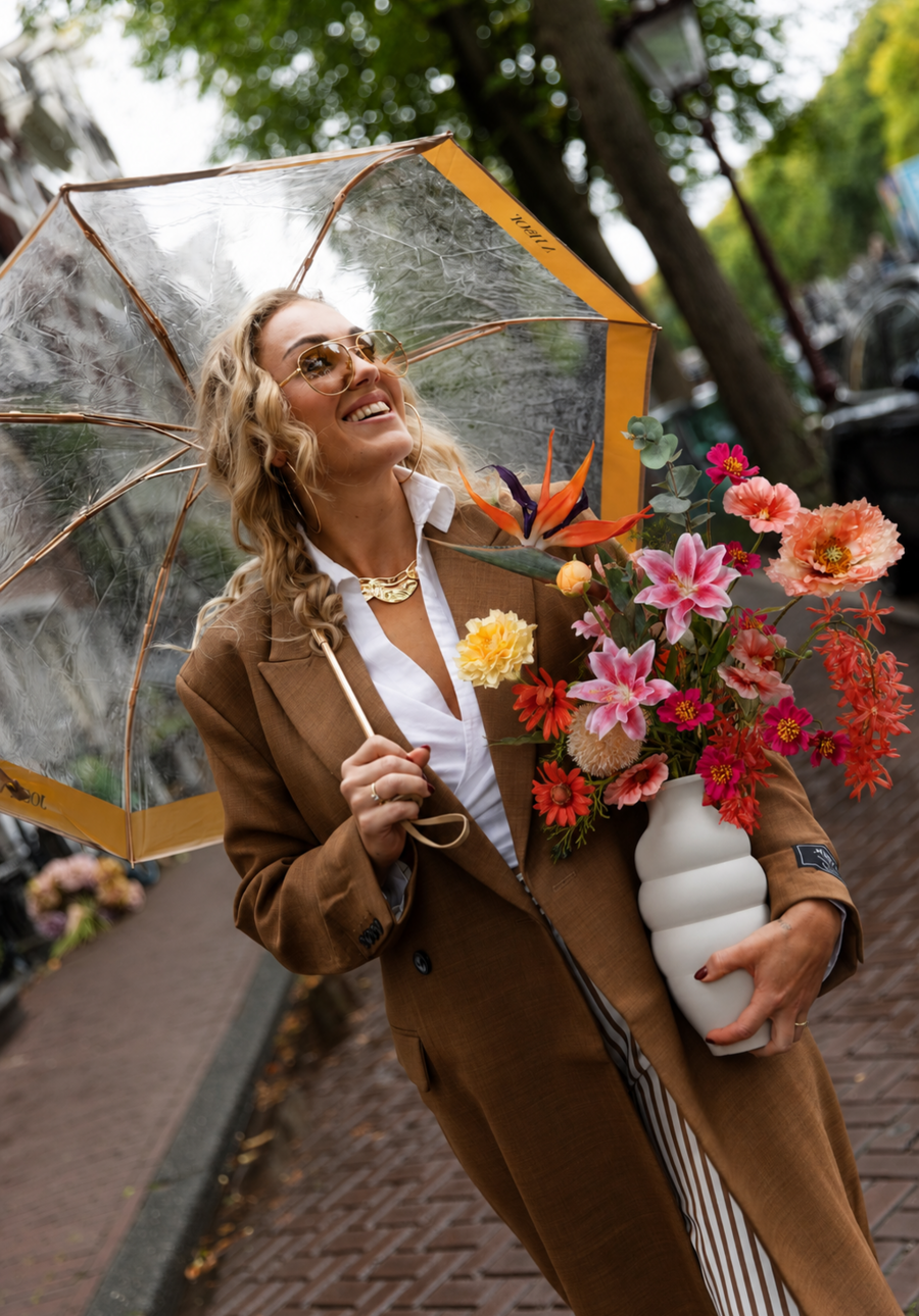 Sharon Flowers met kleurrijk zijden boeket uit de nieuwe collectie op mobiel