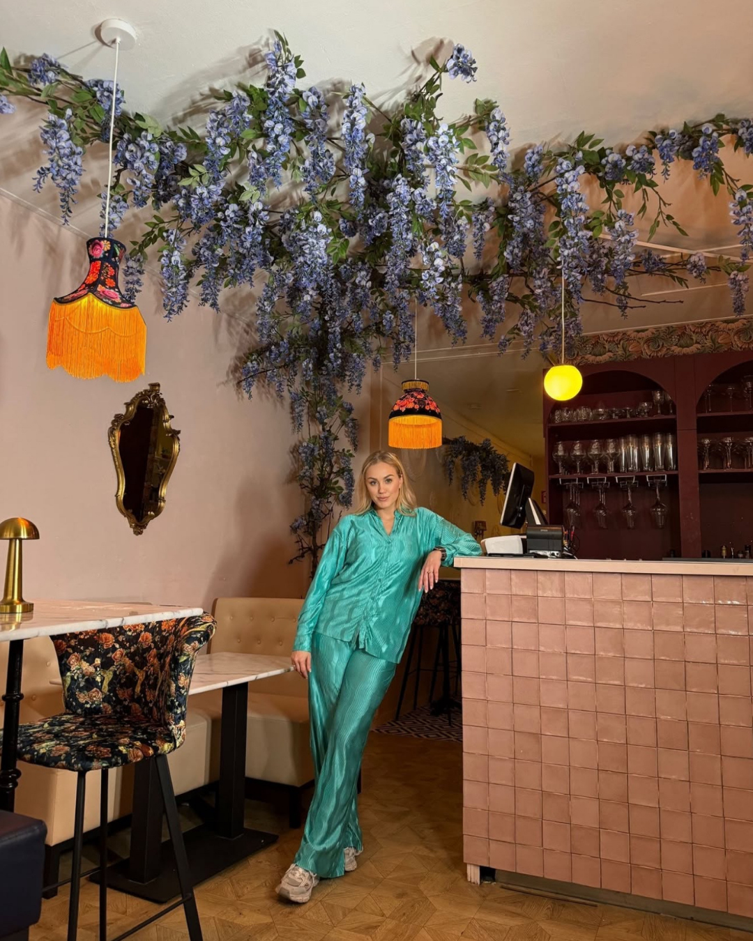 Zijden bloemen voor bedrijfsruimte styling door Sharon Flowers met duurzame kunstbloemen