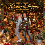 Sharon en Brombeer met kerstkransen tussen kerstdecoraties voor de kerstworkshop in Purmerend