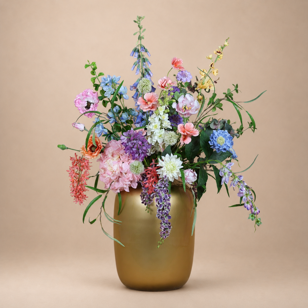 Luxe zijden bloemen boeket van Sharon Flowers in sfeervolle woonsetting