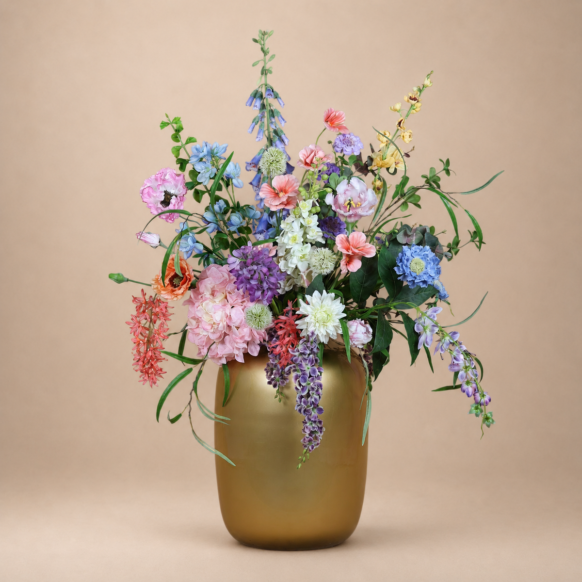 Luxe zijden bloemen boeket van Sharon Flowers in sfeervolle woonsetting