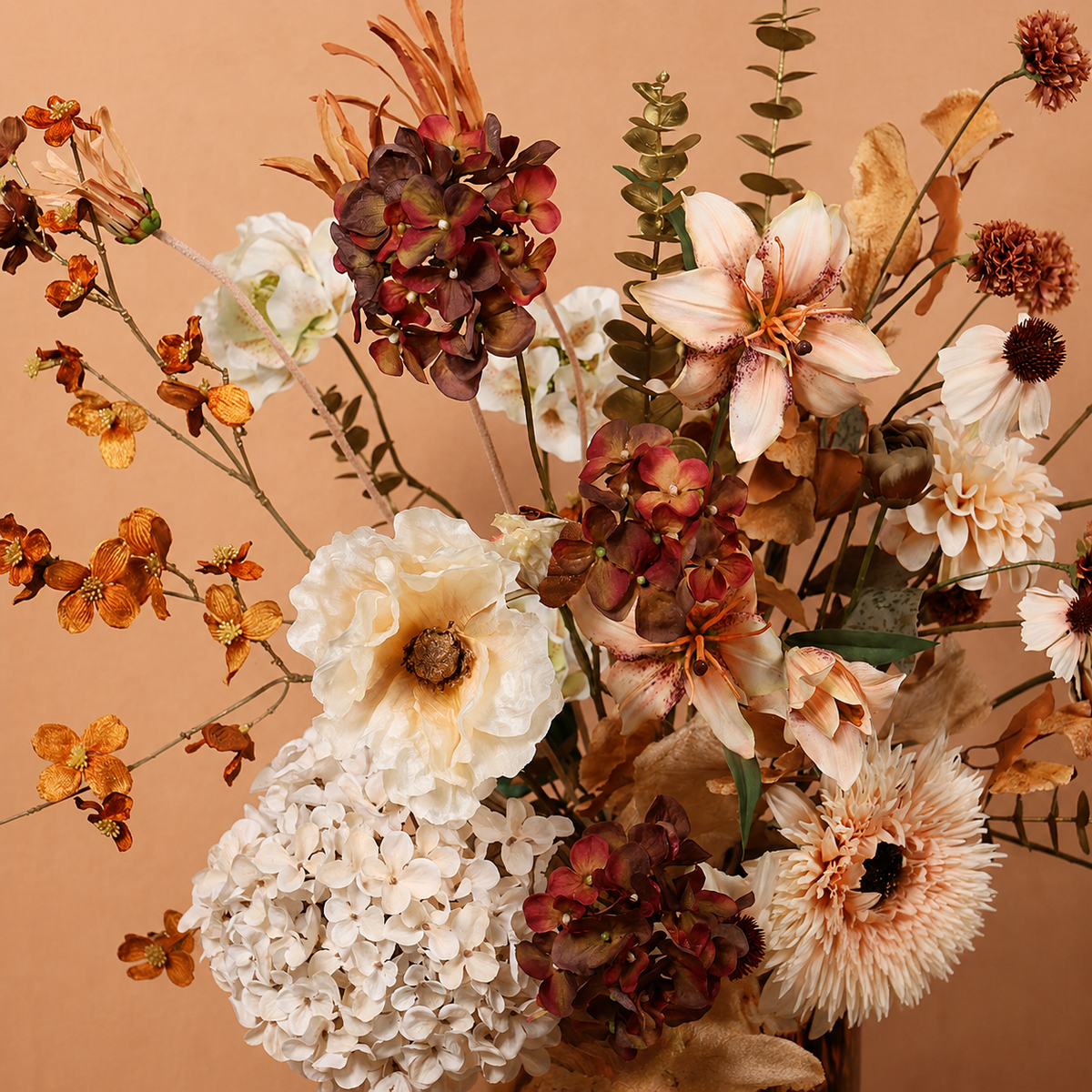 Luxe zijden boeket van Sharon Flowers in stijlvolle interieursetting