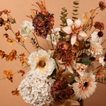 Luxe zijden boeket van Sharon Flowers in stijlvolle interieursetting