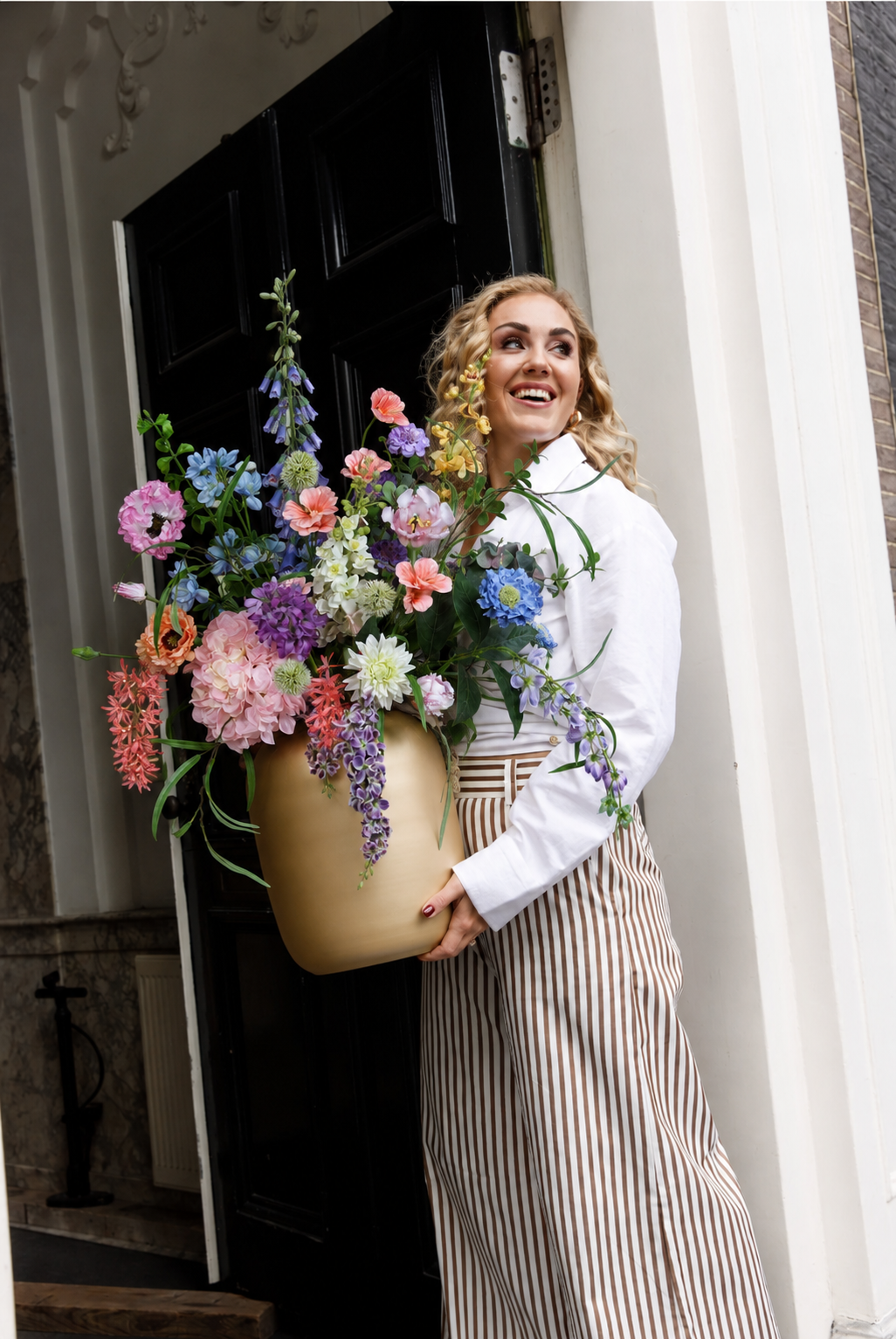 Luxe zijden boeket van Sharon Flowers in een stijlvolle interieursetting