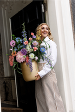 Luxe zijden boeket van Sharon Flowers in een stijlvolle interieursetting