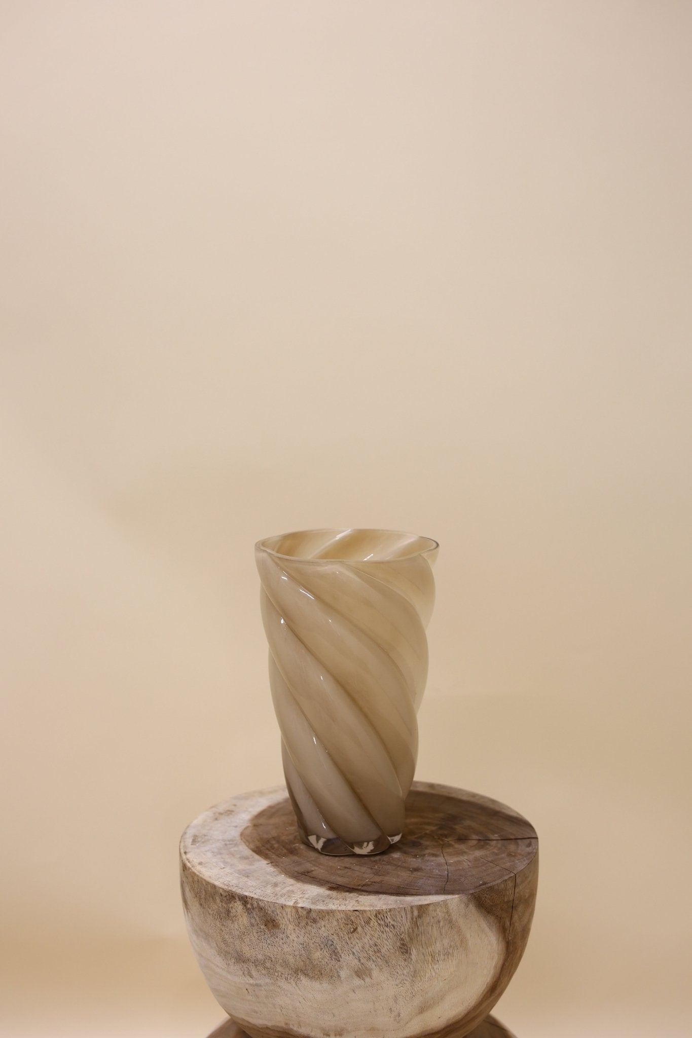 Mae Cozy sand Vase Swirl - Luxe zijden bloemen boeket - Kunstbloemen van Sharon Flowers