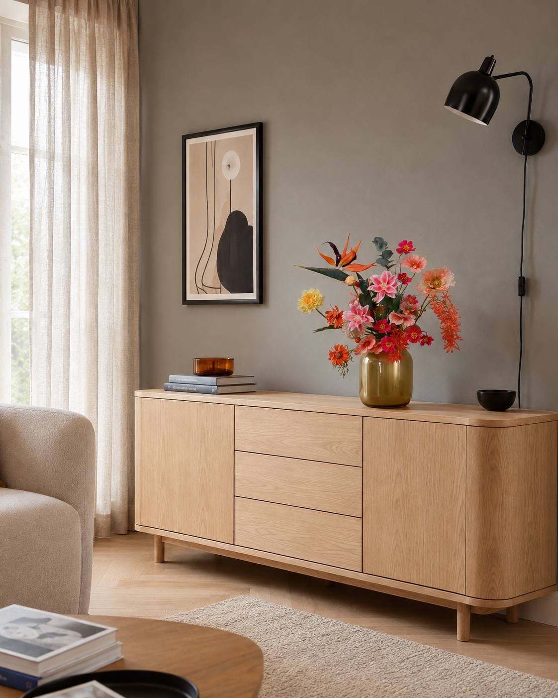 Groot zijden bloemen boeket Midnight van Sharon Flowers in luxe wooninterieur