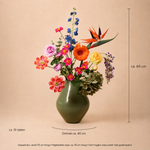 Handgebonden Midnight zijden bloemen boeket van Sharon Flowers in luxe interieur