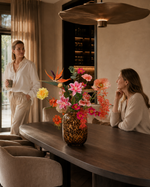 Luxe handgebonden zijden boeket Midnight van Sharon Flowers voor het interieur