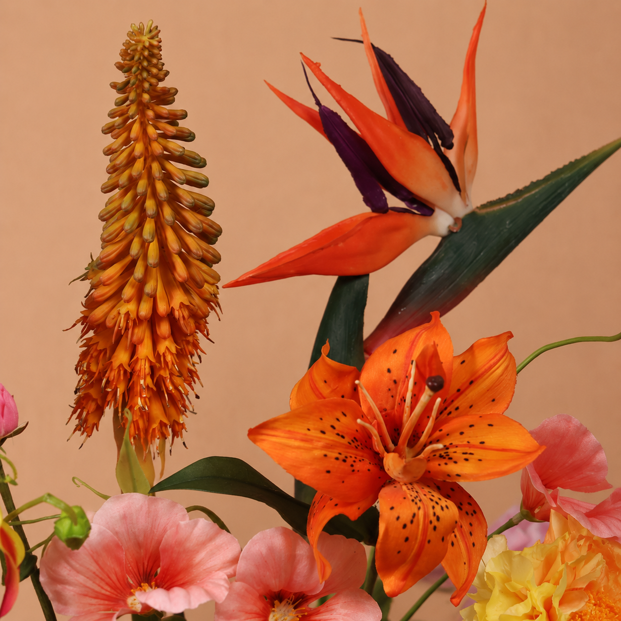 Luxe Midnight zijden bloemen boeket van Sharon Flowers als stijlvolle woondecoratie