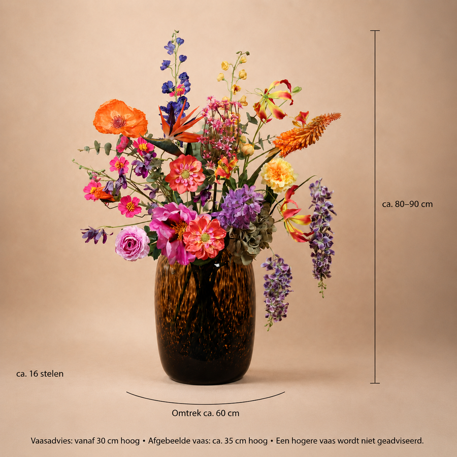 Detail van levensechte oranje en roze zijden bloemen in boeket Bont
