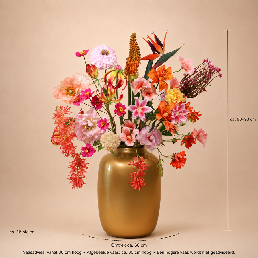 Detail van levensechte oranje en roze zijden bloemen in boeket Sunset