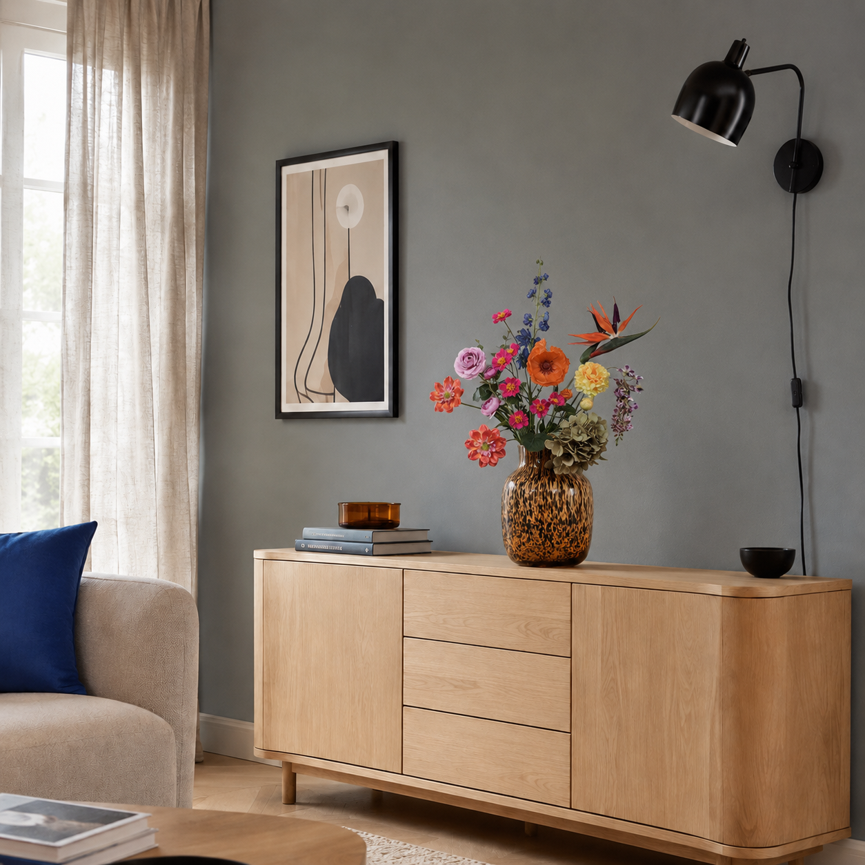 Luxe zijden boeket Midnight van Sharon Flowers in een hotel chique interieur