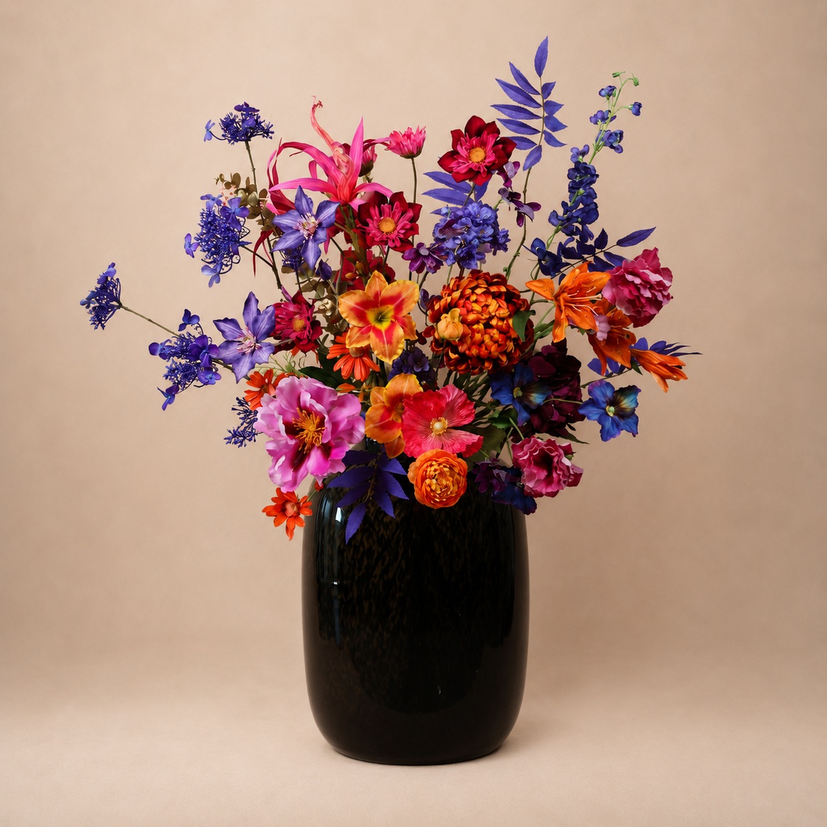 Zijden boeket Midnight Luxueus met fuchsia, bordeaux, oranje en blauwe bloemen