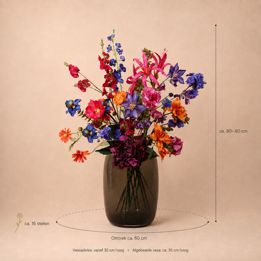 Detail van levensechte zijden bloemen in boeket Midnight