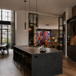 Luxe zijden bloemen uit de Sunset collectie van Sharon Flowers in stijlvolle woonsetting