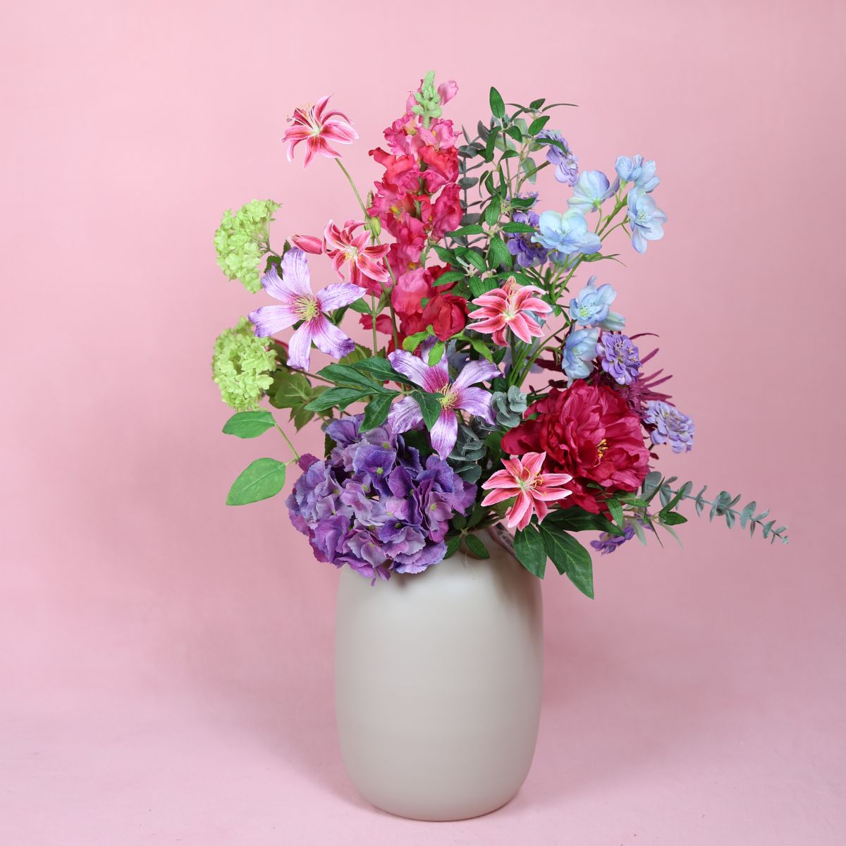 Valentijn cadeau met bloemen en parfum in rode setting