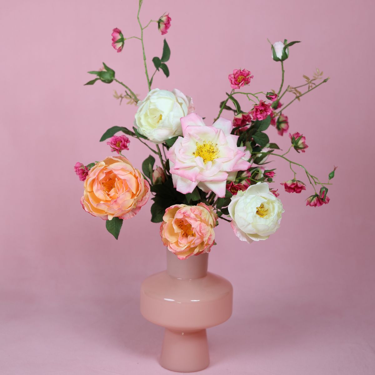 Luxe valentijn cadeau met rozen en parfum fles