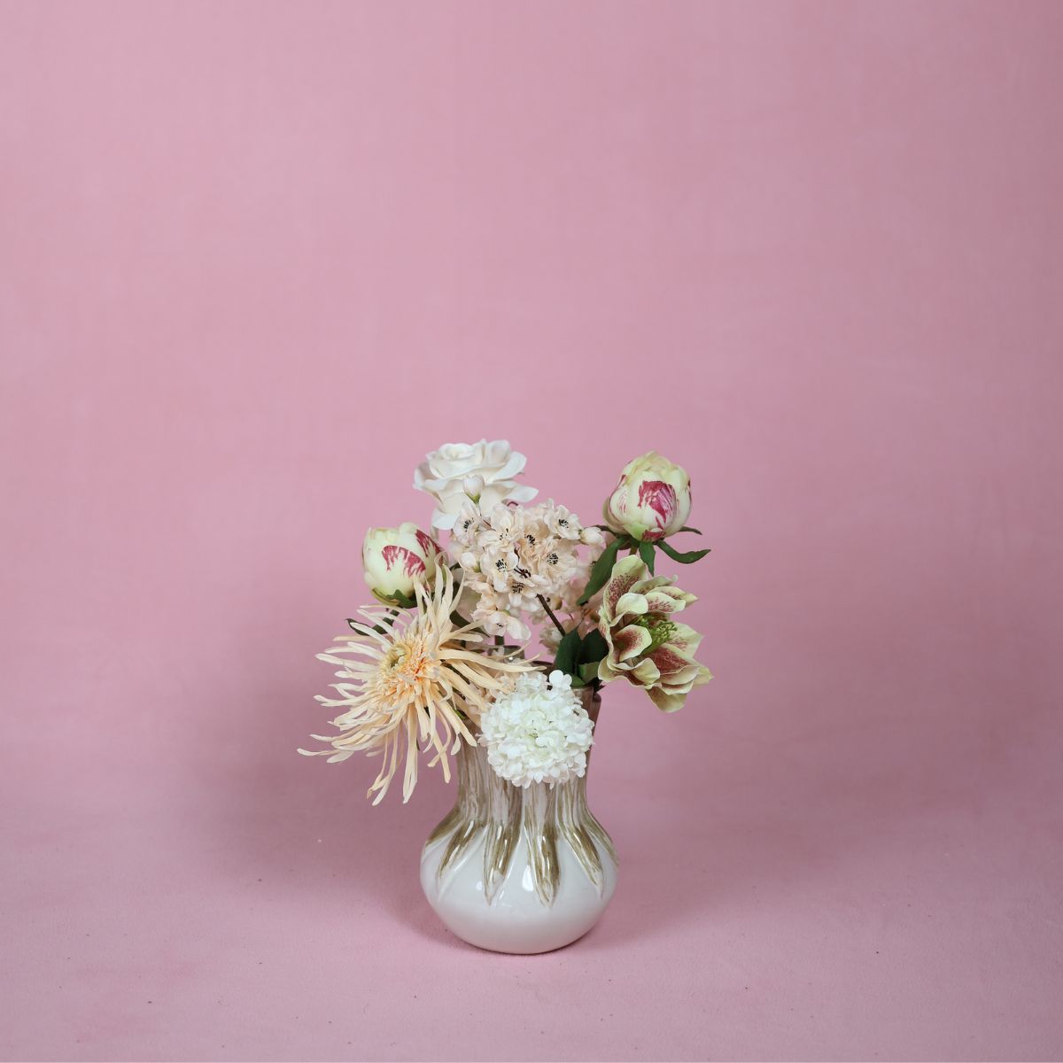 Romantisch bloemen cadeau met zijden rozen