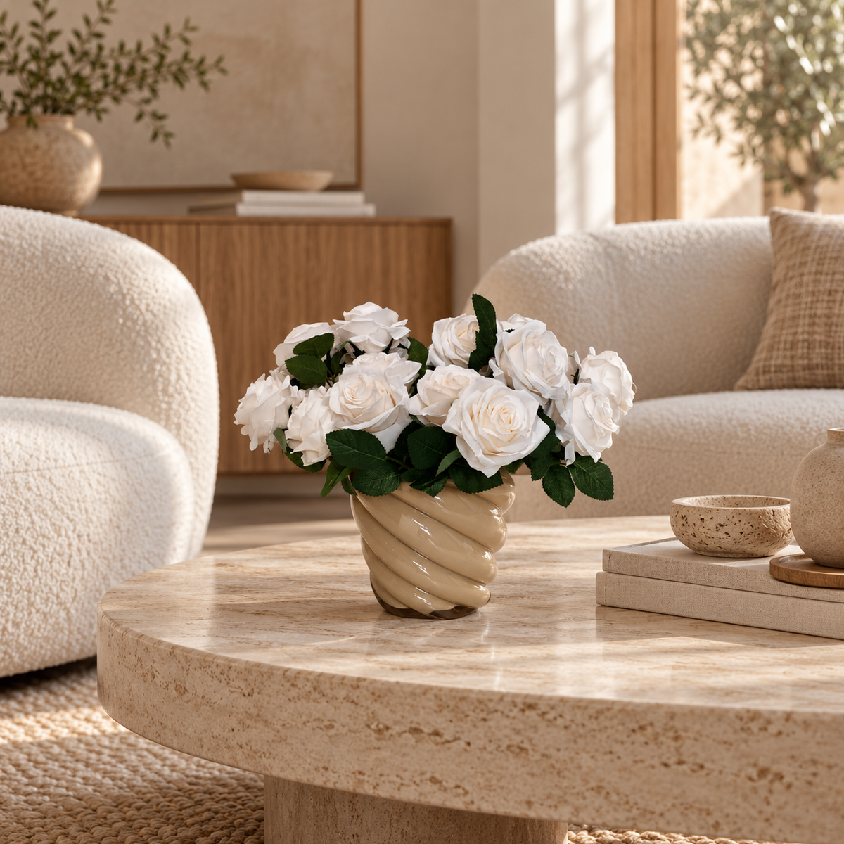 Witte zijden rozen met beige vaas op een Japandi salontafel
