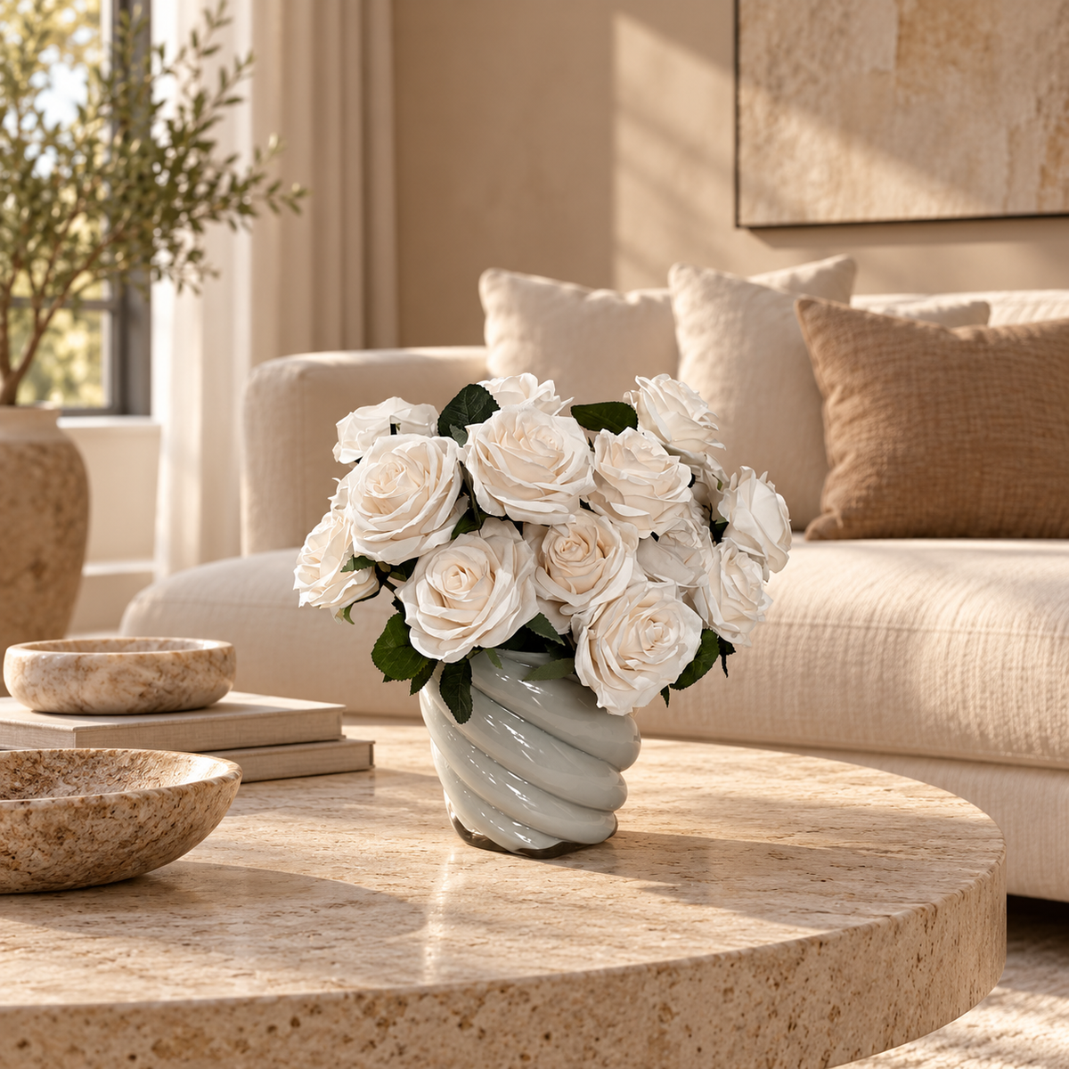 Witte zijden rozen met witte vaas op een luxe salontafel