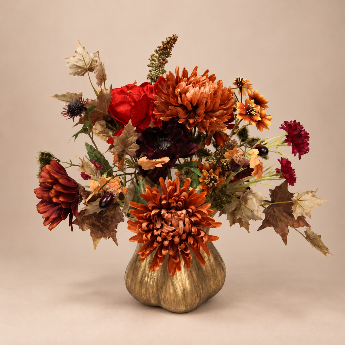 Zijden herfstboeket Amber Bloom met oranje en rode bloemen en herfstblad inclusief gouden toetervaas, tweede aanzicht