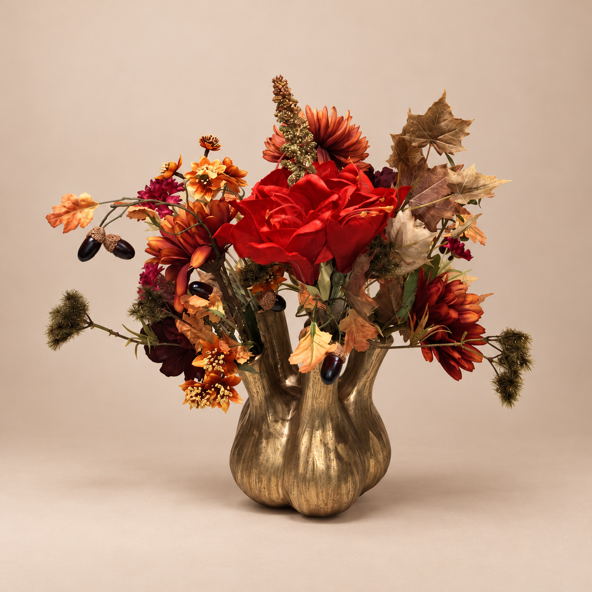 Zijden herfstboeket Amber Bloom met rode en oranje bloemen, herfstblad en eikeltjes inclusief gouden toetervaas