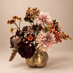Tweede aanzicht van zijden herfstboeket Autumn Glow inclusief gouden toetervaas op beige achtergrond