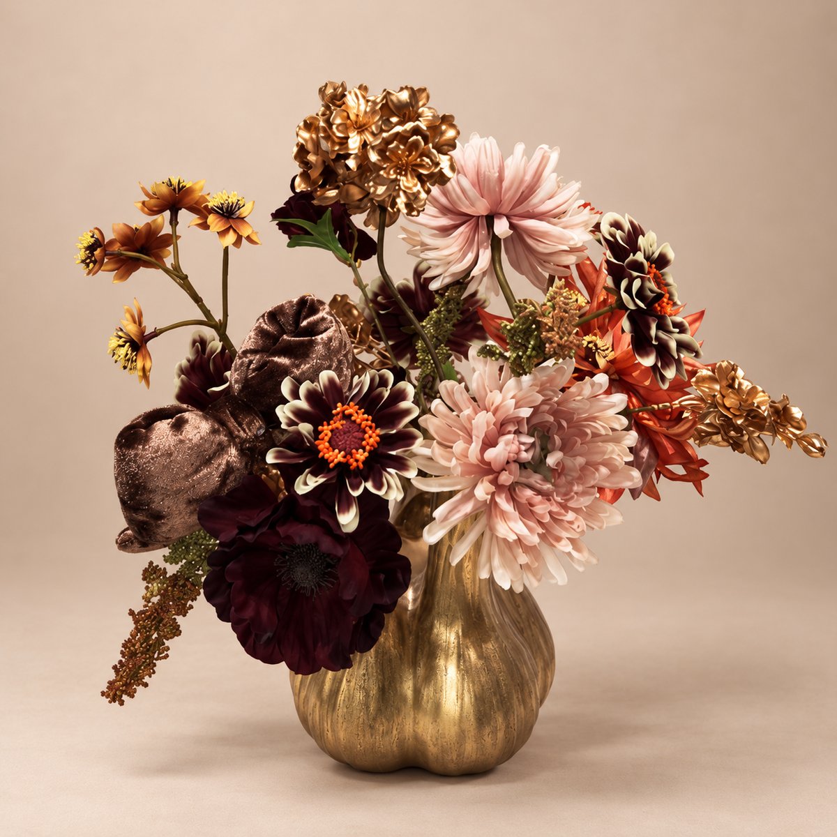 Tweede aanzicht van zijden herfstboeket Autumn Glow inclusief gouden toetervaas op beige achtergrond