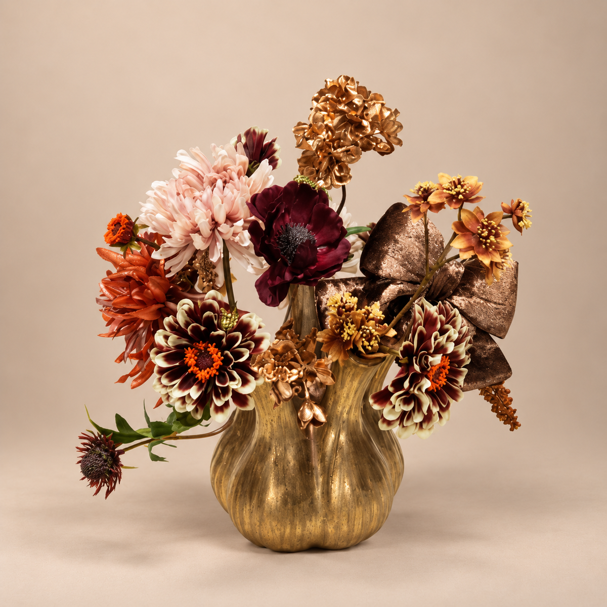 Zijden herfstboeket Autumn Glow in bordeaux, blush en koper inclusief gouden toetervaas