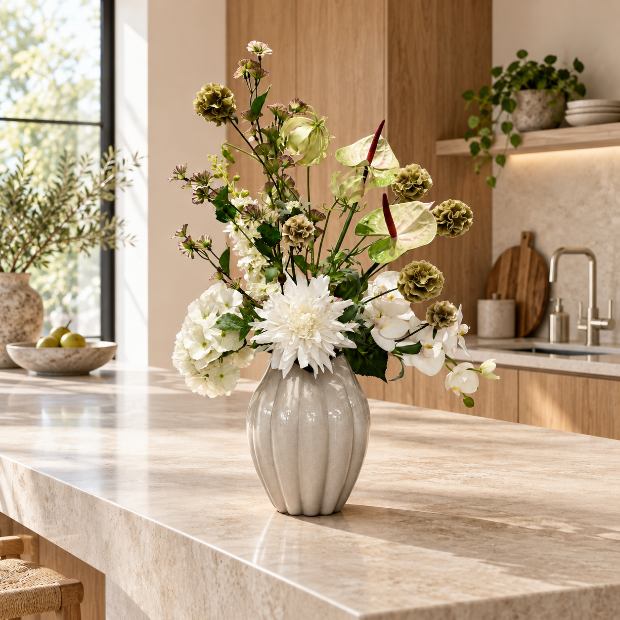 Botanical Ivory zijden boeket met vaas in lichte luxe keuken
