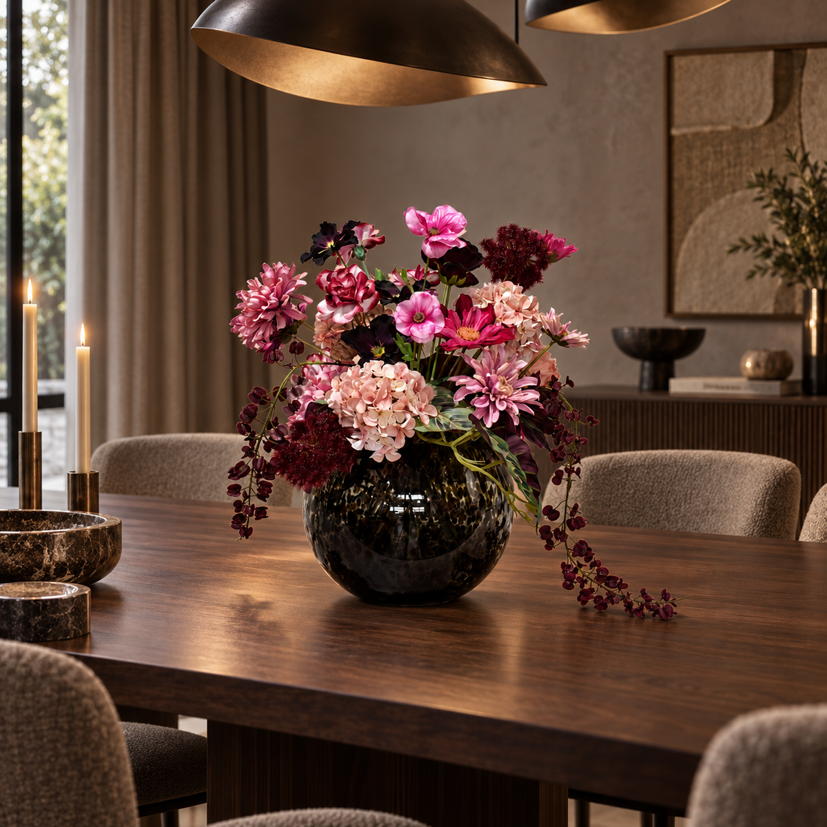Burgundy Garden zijden boeket met vaas in luxe eetkamer