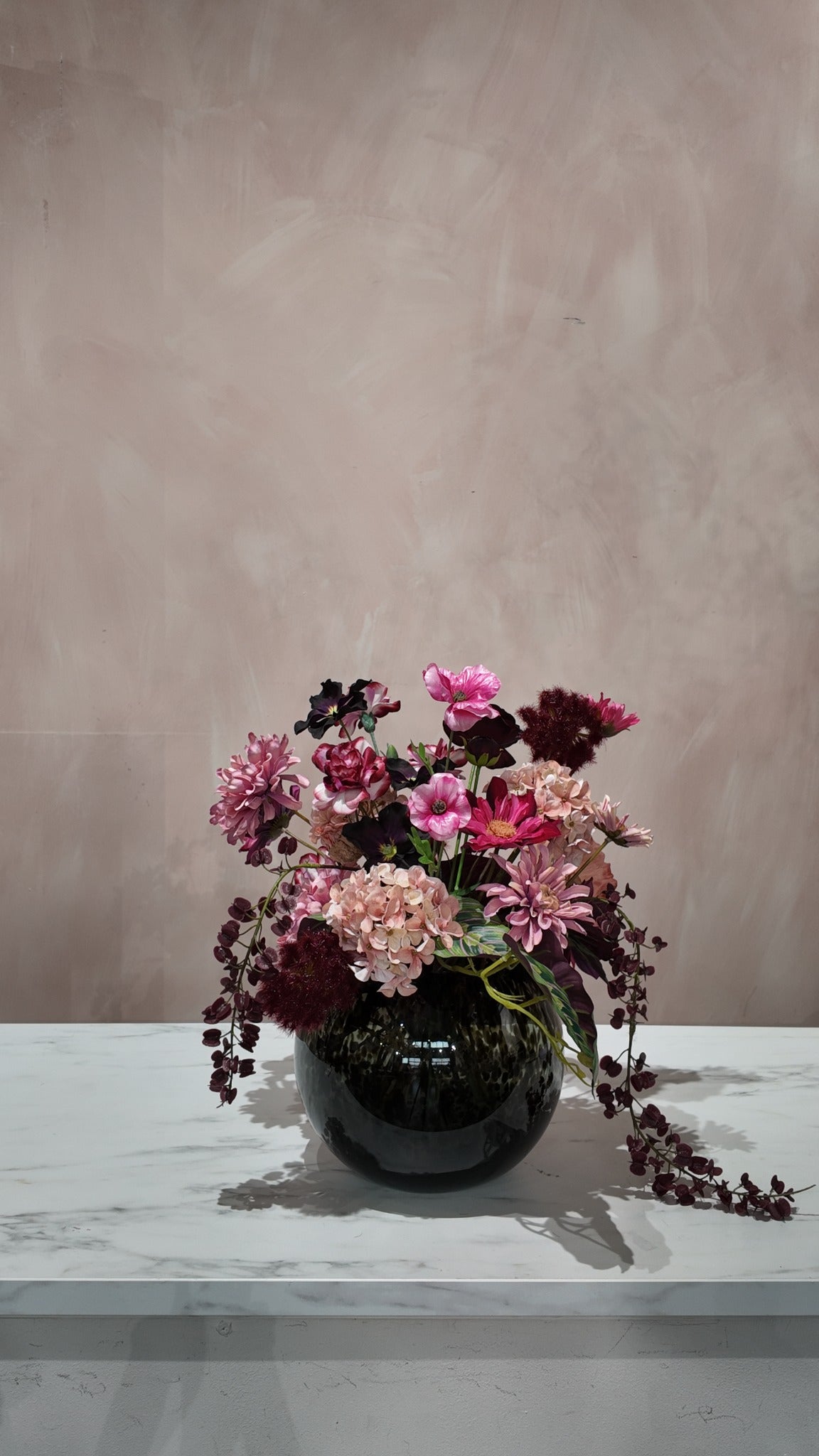 Originele productfoto van zijden boeket Burgundy Garden inclusief vaas